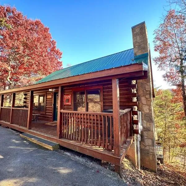 Moon Shadow - Beautiful Cabin 1 mile from Parkway, hotel in Pigeon Forge