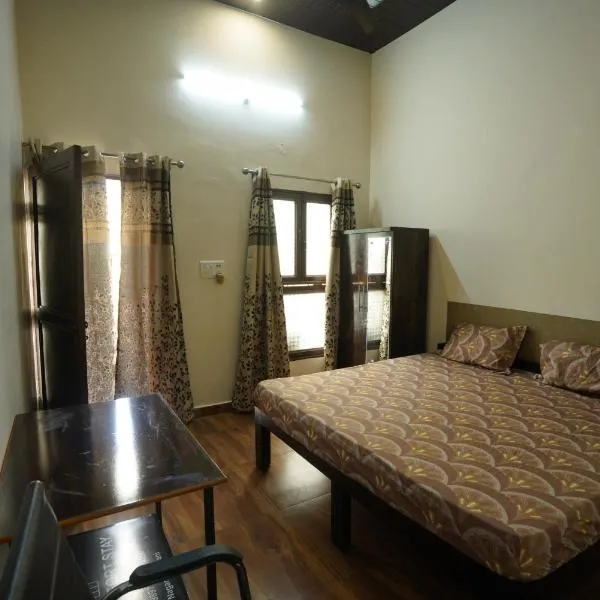 Room in Haldwani with private Kitchen & Bath, hotel v destinaci Haldwāni