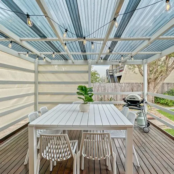 4-Bed Beach House with Garden & Alfresco Dining, hotel v destinaci Tomakin
