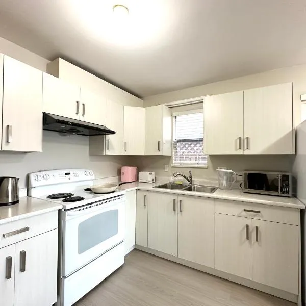 Newly renovated 2 bed 1 bath in Ladner BC, hotel in Delta