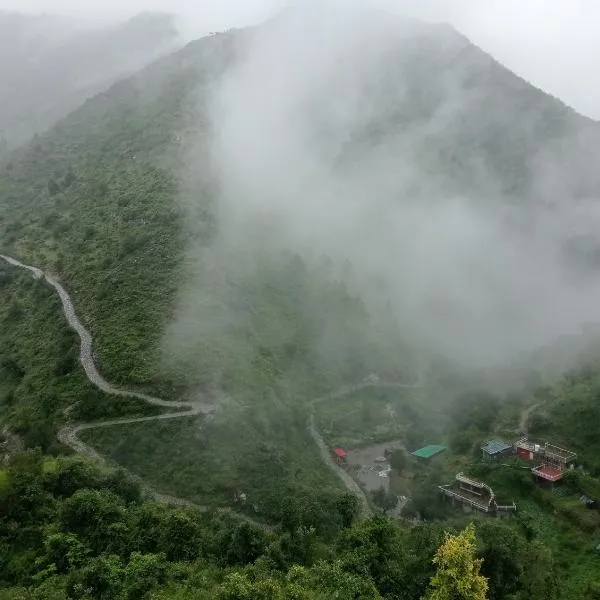 Icebergs Mussoorie - A Boutique stay and 24 hrs roof top cafe, hotel u gradu Musuri