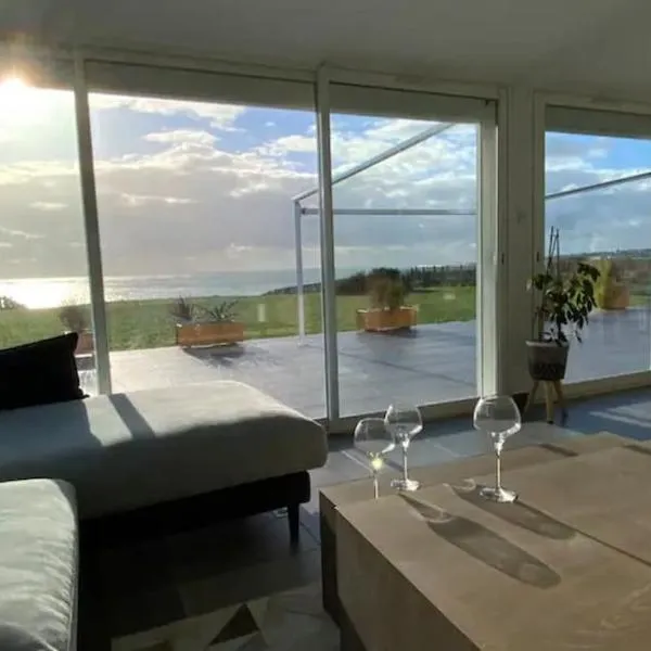 Superbe maison face a l ocean, hotel in Plouhinec
