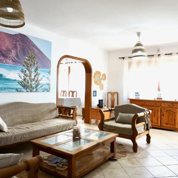 Pura Vida Surf House, hotel sa La Oliva