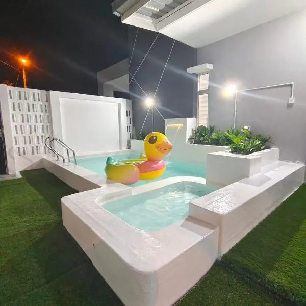 RUMAH ADAM Homestay Bukit Changgang Private Pool, hotel in Kampong Kubang Beras