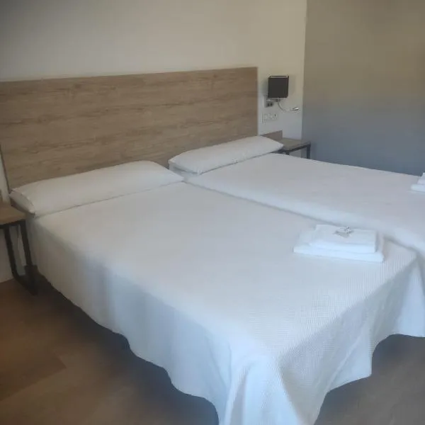 Hostal los Rosales, hotel in Almázcara