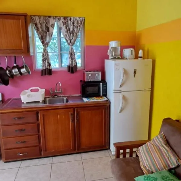 Fish Tobago Guesthouse or Joy and Brandon Guesthouse、Buccooのホテル