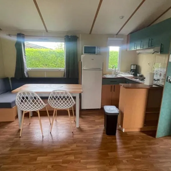 Mobilhome sur terrain privé dans résidence les tamarins, hotel in Saint-Denis-dʼOléron