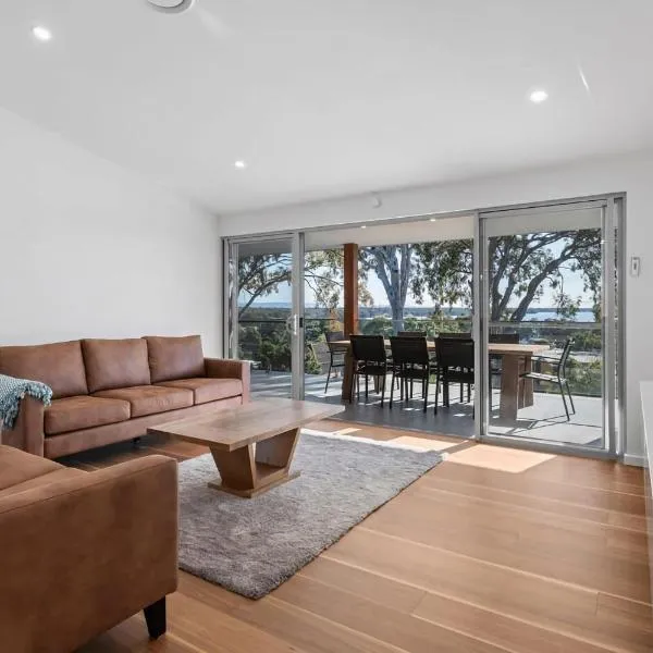 Perfect Beachhouse Lakes Surf at your Feet, hotel in Budgewoi
