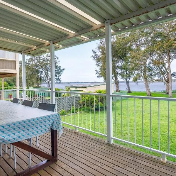 Lake Front Home Relax Unwind, hotel in Budgewoi