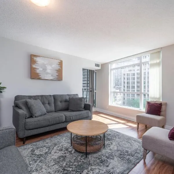 Spacious 2 Bedroom plus Den, 2 Bath, Sleeps 5 with Balcony and Lakeview Downtown Toronto Condo, hotel in Toronto