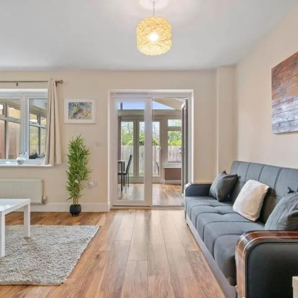 Cosy 3 bedroom spacious House, hotel in Romford
