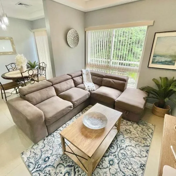 Modern 3 Bedroom Condo In Private Community #8, hotel v destinaci Petit Valley