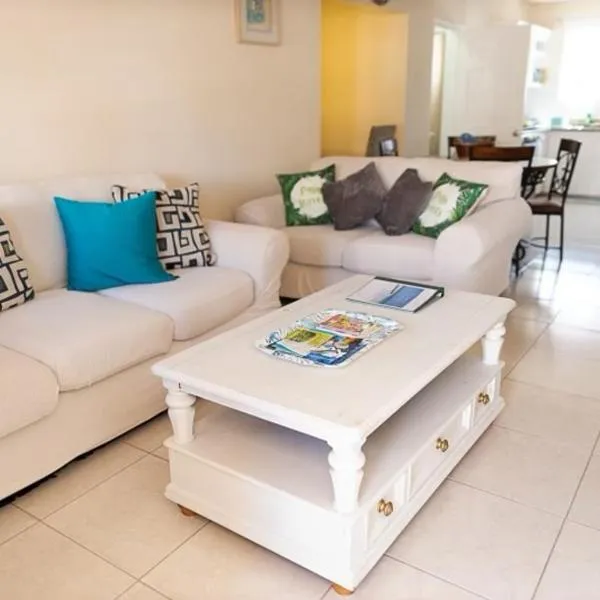 Seashades 2BR 1 full and 1 half bathrooms Condo with pool Close to beach Sleeps 4, hotel a Christ Church