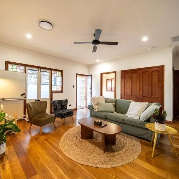 House of Fairy Wren -Charming Queenslander Cottage mins drive to Brisbane CBD and Gabba Stadium!, hotel v destinaci Brisbane