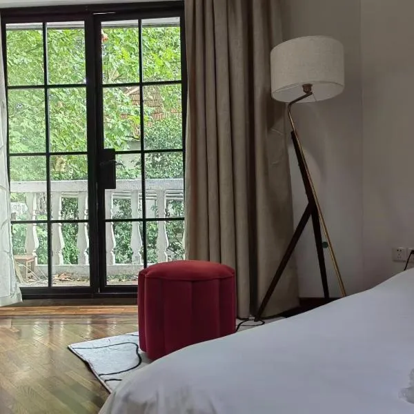 Shanghai Historical Forest Cabin loft With Balcony at second floor near middle Huaihai road, hotel in Shanghai