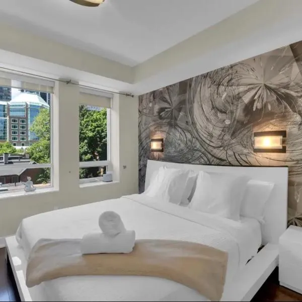 1560 sqft Elegant Condo at Downtown Hi-End Shopping & Dining Area - CN Tower View, Bidet, LockBox, hotel in Toronto