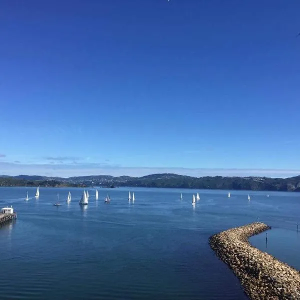 Private 1 bedroom with amazing sea views, hotel a Lower Hutt