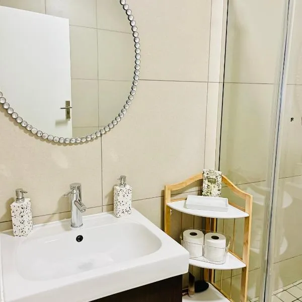 The Classy West End 1 bed with sleeper couch, hotel in Midrand