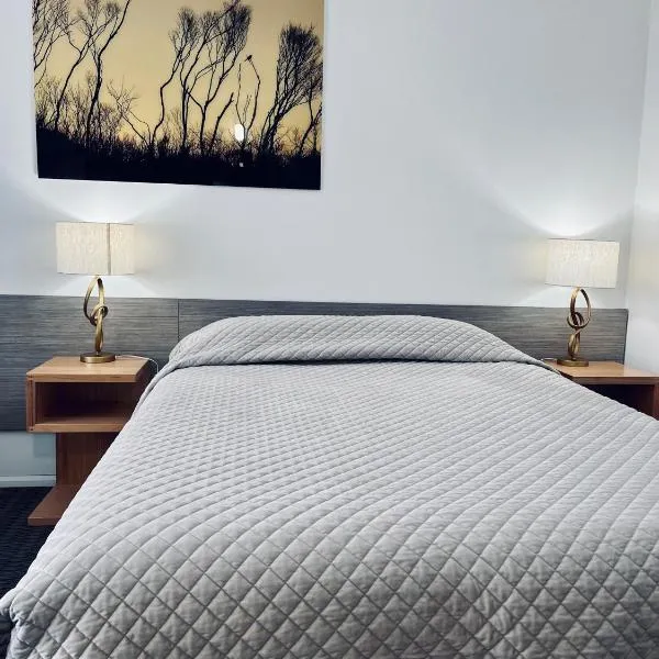 Heemskirk Motor Hotel، فندق في Zeehan