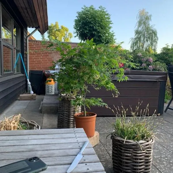 Rækkehus tæt på skov, sø og by, hotel i Viborg