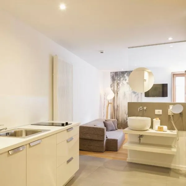 HEIMAT - Chic & Spacious Alpine Escape Schlanders, hotel a Silandro