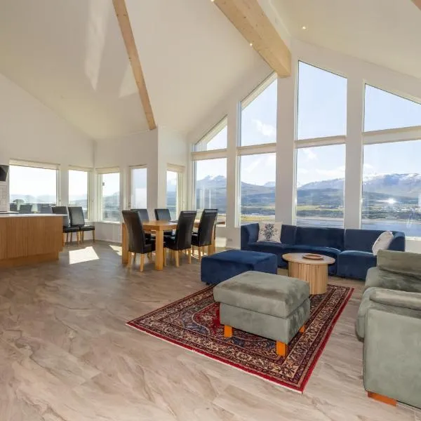 Villa in Akureyri with a hot tub and scenic view, hotel in Akureyri