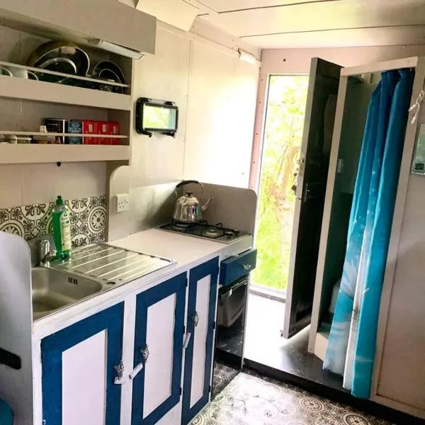 Solar Powered Hideaway, hotel di Fishbourne