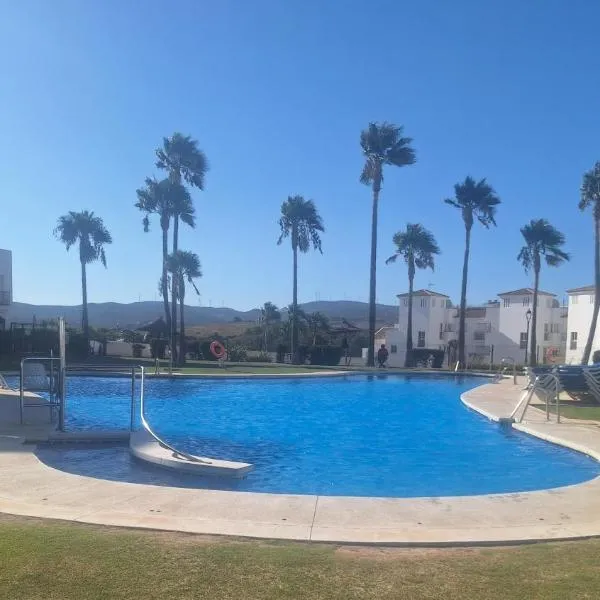 Casa Feliz - Stunning 2 bed Penthouse in Manilva with pool, sea and mountain views, close to the beach and facilities، فندق في مانيلفا