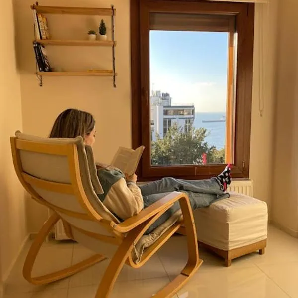 Stylish Triplex Apartment in The Heart of Izmir, hotel in Konak