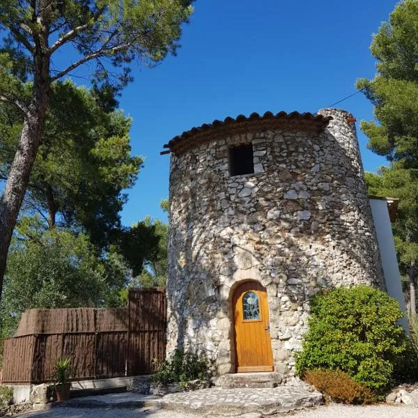 Moulin Rouge Provençal Suite Premium avec jacuzzi extérieur, hotel v destinácii Bouc-Bel-Air