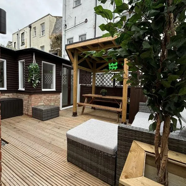 Coastal Comfort Seaside Cabin with Spacious Garden, hotel v destinaci Margate