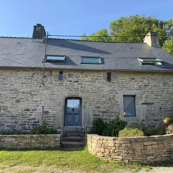 Peaceful Retreat in Traditional Stone House, Hotel in Pluvigner