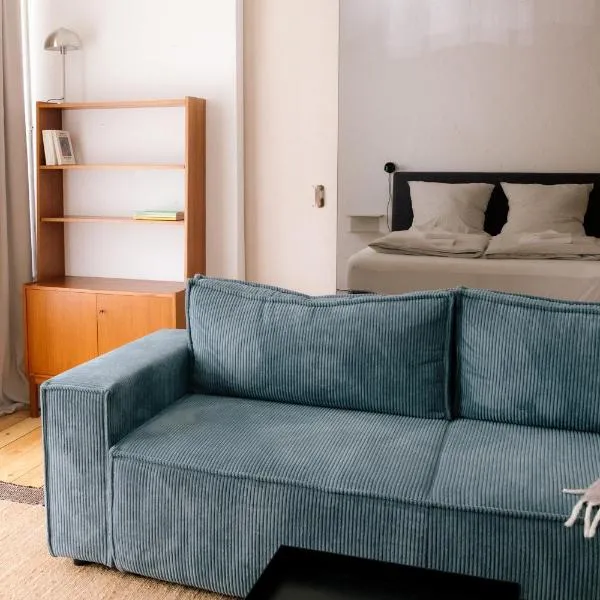 Spacious 3BR Apartment at Schillerkiez - Groups & Families, hotel sa Berlin