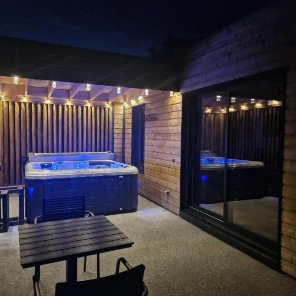 Chalet avec son jacuzzi privé – hotel w mieście Charentenay