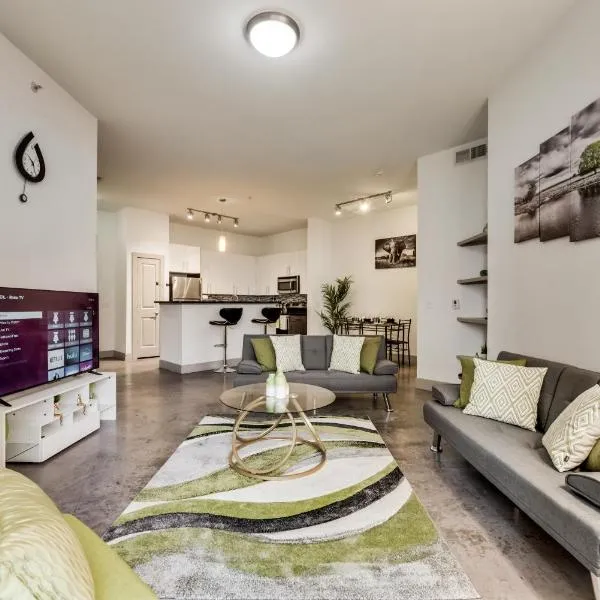 Tasteful 2BR I Pool I Gym I Parking I Workspace, hotel in Dallas