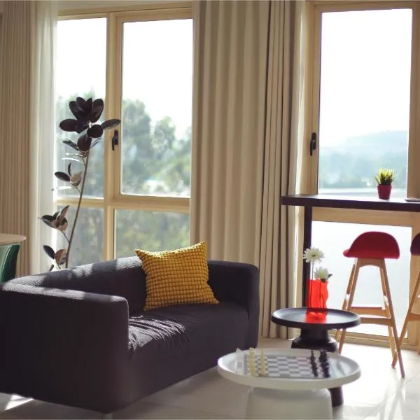 Afiniti 2BR Sunlit Designer - 3 Min To Legoland, hotel v destinaci Iskandar Puteri
