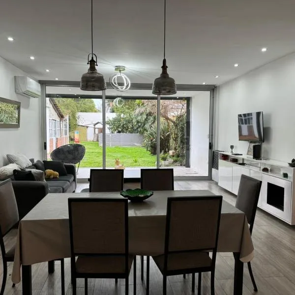 PH tipo casa, con parque y pileta, en La Plata , barrio norte, ξενοδοχείο σε La Plata