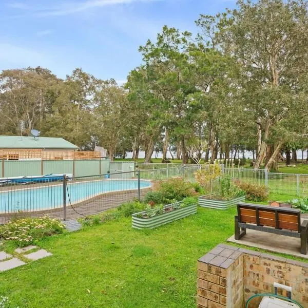 Waterfront Pet Friendly Abode Toukley NSW, hotel sa Toukley