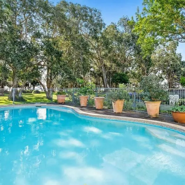 Waterfront Pet Friendly Abode Toukley NSW, khách sạn ở Toukley