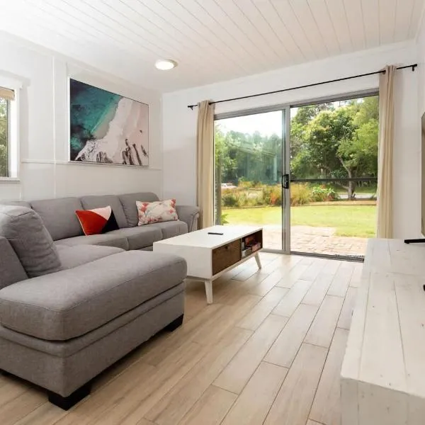 Blissful Beachfront Apartment Broulee, hotel in Broulee