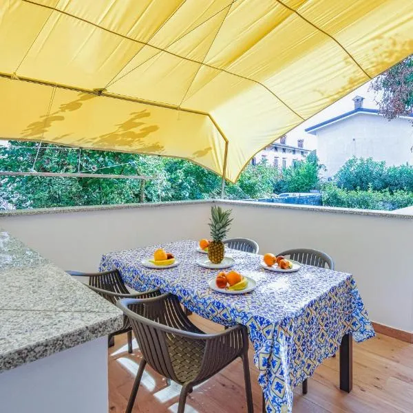 Cozy Apt With Private Terrace, khách sạn ở Gorizia