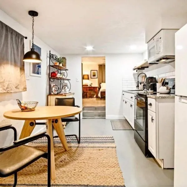 Budget Studio Rainfall Shower Pet-friendly #c2, hotel in Oklahoma City