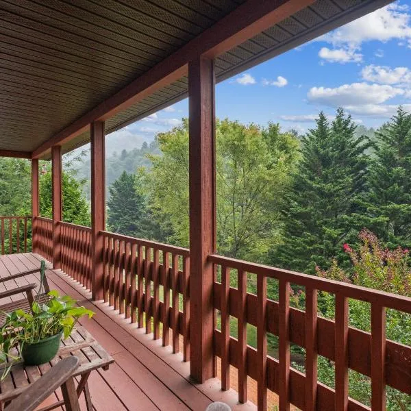 Whispering Pines - Spectacular Views & Hot Tub home, Hotel in Burnsville