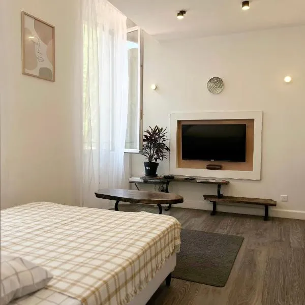 Studio lumineux avec belle vue, hotel v destinácii Salernes