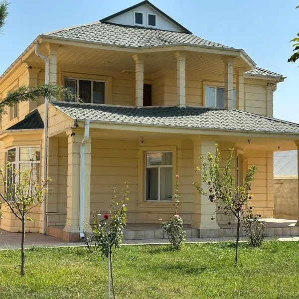 Spacious Yellow Villa with garden - up to 8 guests，位于盖贝莱的酒店