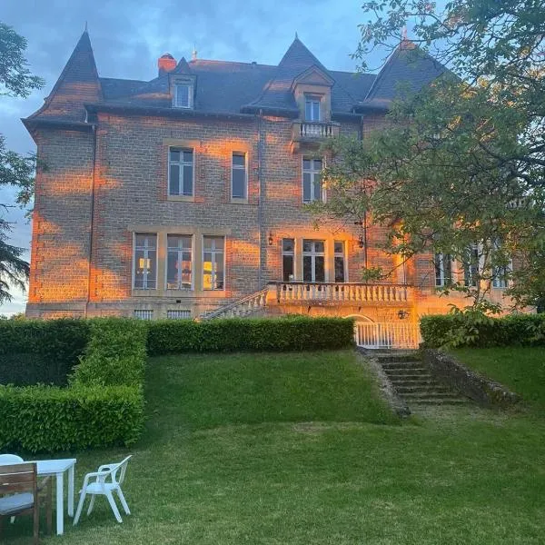 Castle Of Saint Germain Des Rives, hotel en Saint-Germain-des-Rives