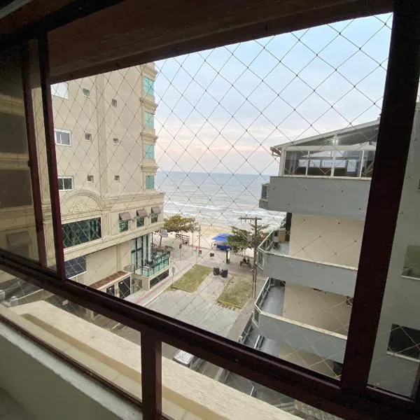 Apartamento quadra mar, hotel in Meia Praia