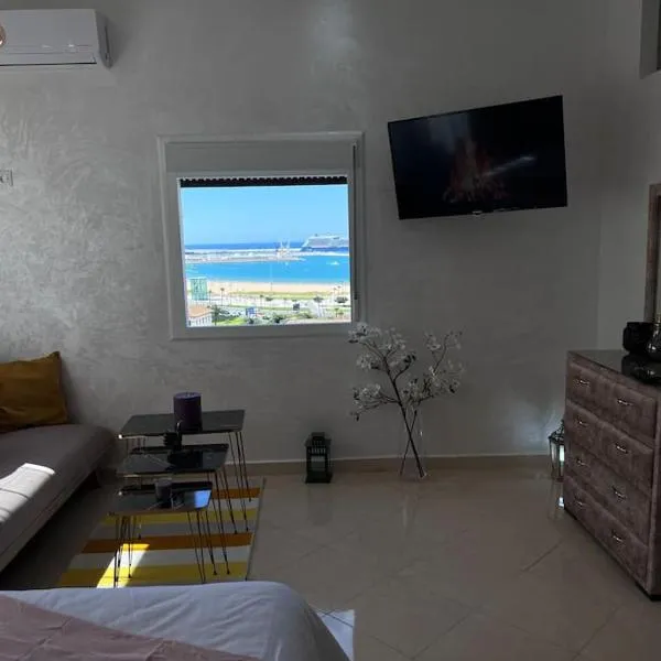 Vue mer-moderne-en plein centre ville, hotel v destinaci Charf
