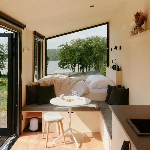 Raus Tiny House am See mit Sauna und Whirlpool، فندق في Lenzen