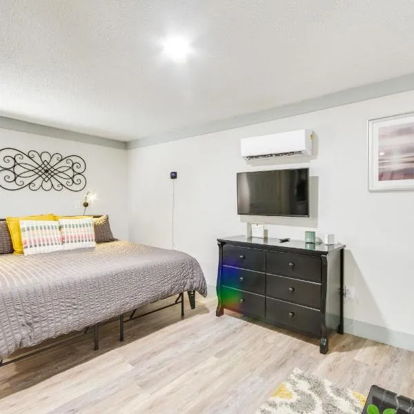 Sleek & Cozy Greenwood Studio Cottage!: Greenwood şehrinde bir otel